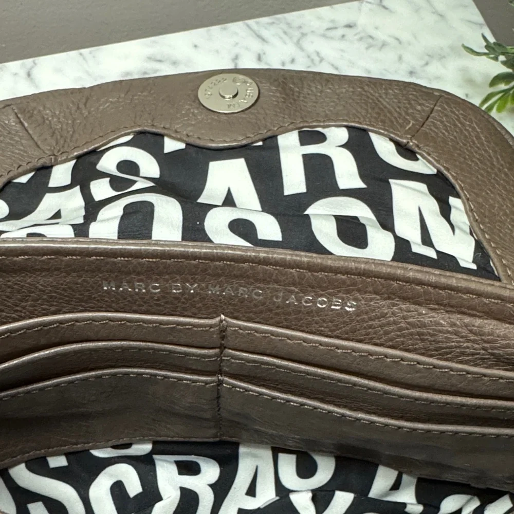 Marc by Marc Jacobs Classic Q Karlie Taupe Leather Crossbody or Clutch NWOT - Picture 7 of 9